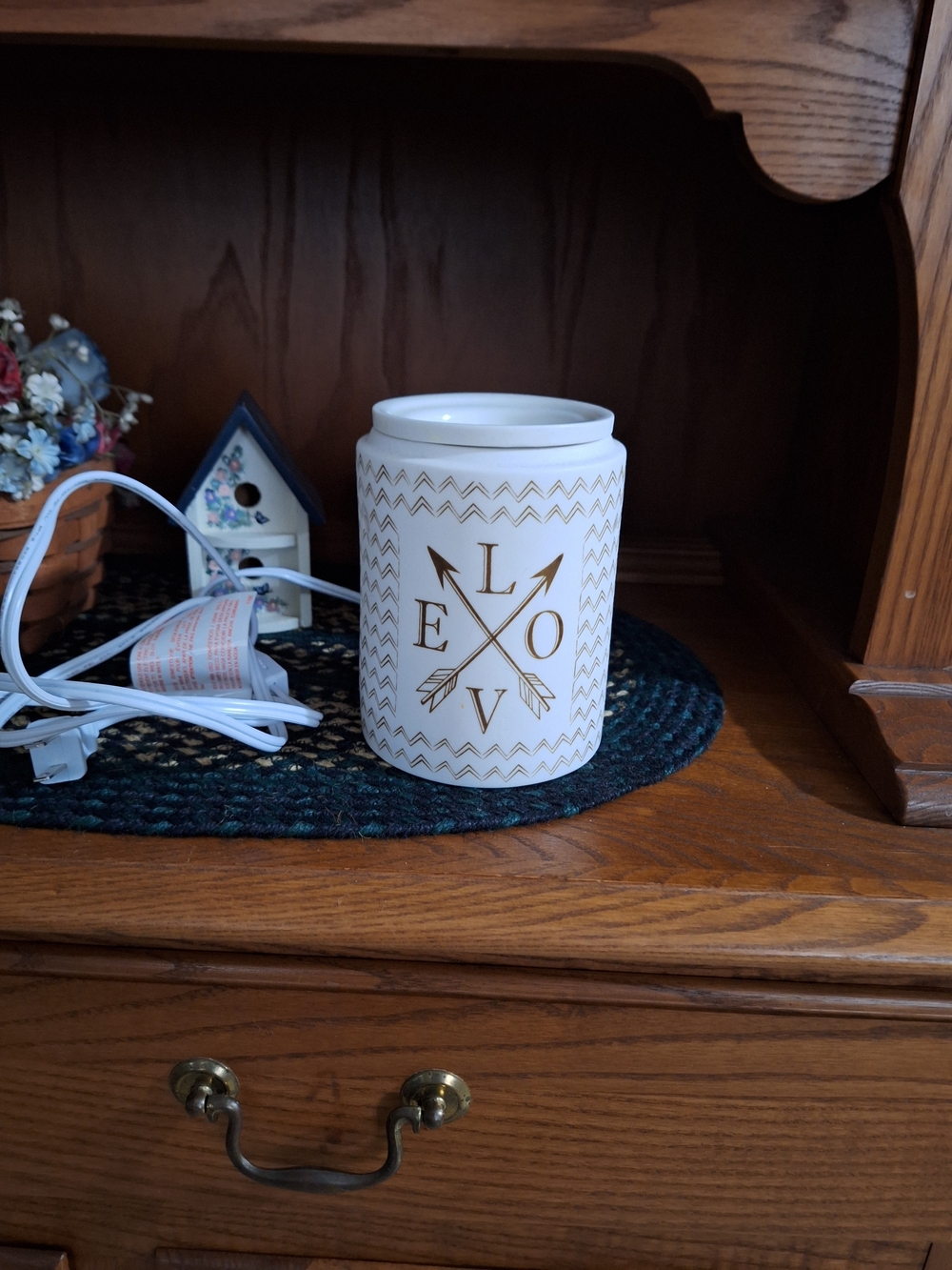 Scentsy White Ceramic Warmer with Gold LOVE Arrow Design
